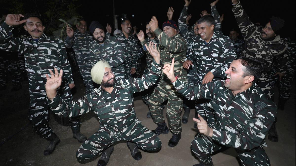 जम्मू में जवानों ने मनाया लोहड़ी का जश्न (PTI)