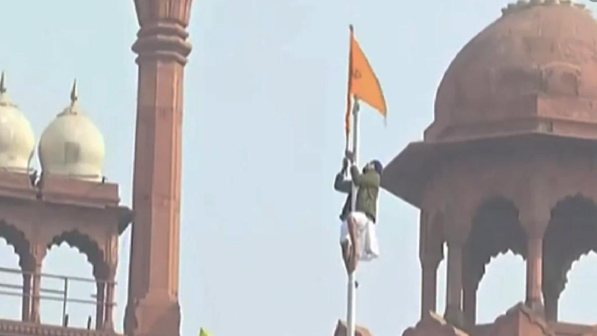 लाल किले पर प्रदर्शनकारी