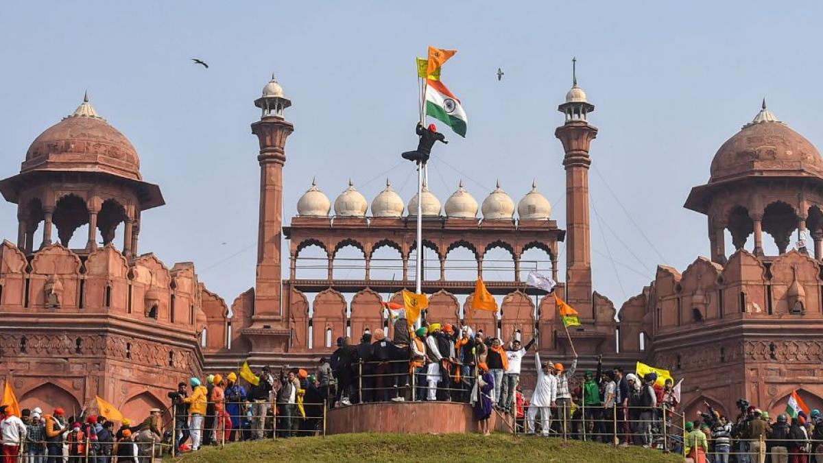 लाल किला पर फहराया था धार्मिक झंडा (PTI फोटो)