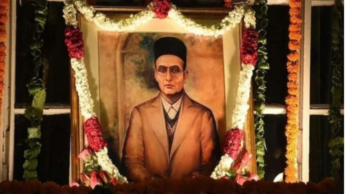 विधान परिषद की गैलरी में लगी विनायक दामोदर सावरकर की तस्वीर