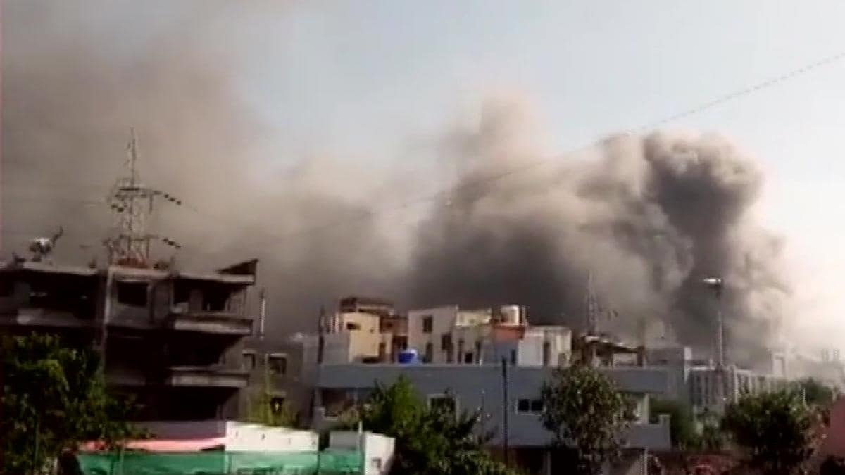 पुणे: कोविशिल्ड बना रही कंपनी सीरम इंस्टीट्यूट ऑफ इंडिया के टर्मिनल 1 गेट पर लगी आग - Maharashtra: Fire breaks out at Terminal 1 gate of Serum Institute of India in Pune - AajTak