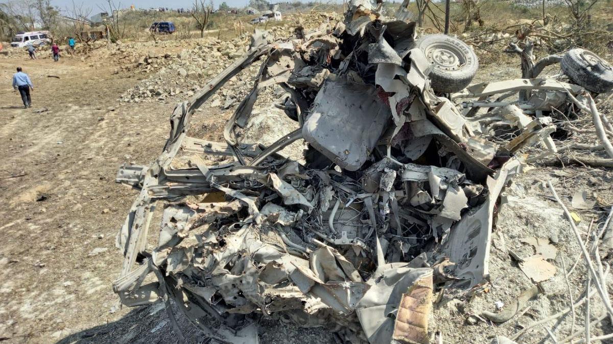 विस्फोट मे गाड़ी के परखच्चे उड़े (फोटो-मधु)