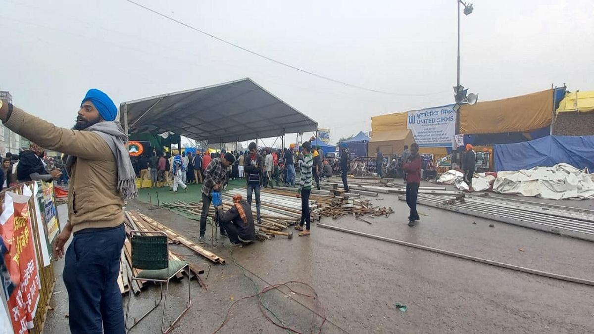 सिंघु बॉर्डर पर किसान कर रहे प्रदर्शन