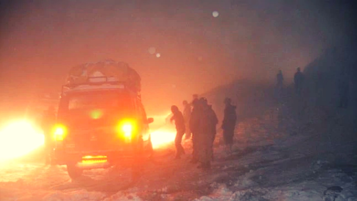 मौसम विभाग के अनुसार अगले तीन दिन तक हिमाचल प्रदेश और उत्तराखंड में बर्फवारी रहेगी (प्रतीकात्मक तस्वीर)