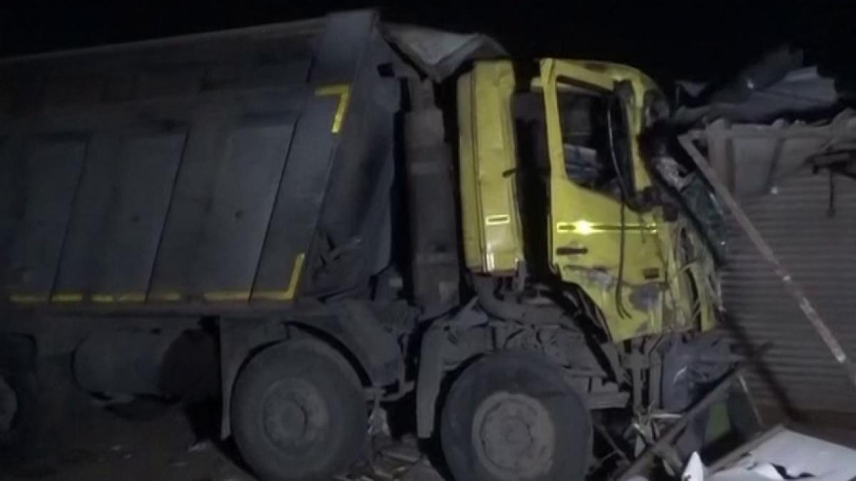 फुटपाथ पर सो रहे लोगों को डंपर ने कुचला