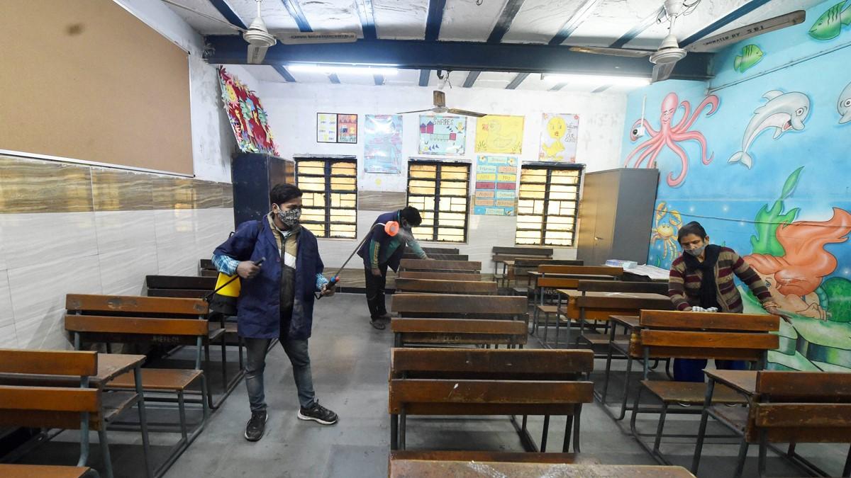 दिल्‍ली के स्‍कूलों में हो रहा सेनिटाइजेशन (PTI)