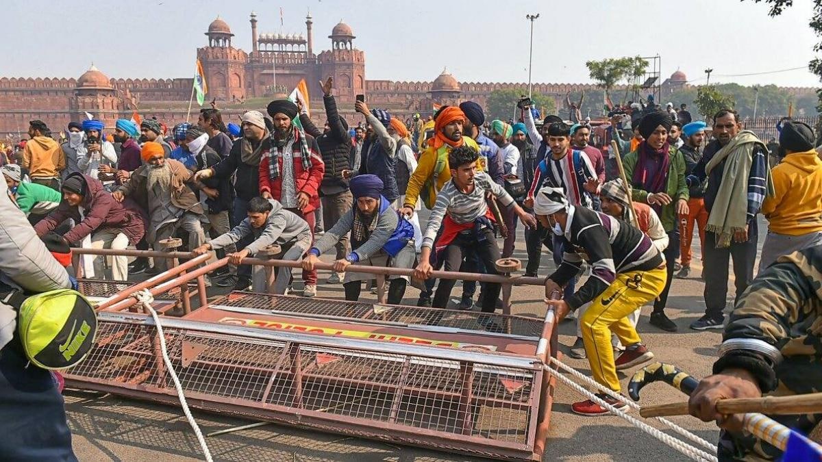 हिंसा से मुश्किल हुई किसान आंदोलन की आगे की राह, संसद मार्च पर भी सवाल - tractor rally impact farmer protest march on 1 february parliament kisan andolan future plans - AajTak