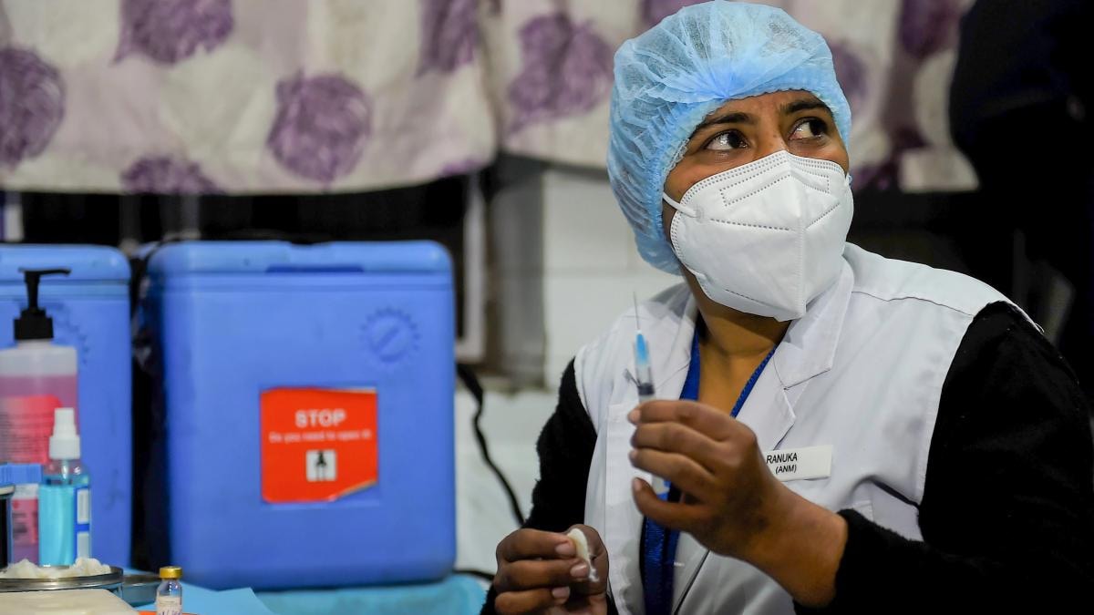 आपके सेंटर तक कैसे पहुंचेगी कोरोना वैक्सीन? जानें डिलिवरी सिस्टम की पूरी प्रक्रिया - India corona vaccine delivery system health ministry vaccination centres district - AajTak