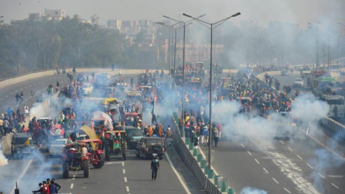 दिल्ली में प्रदर्शनकारियों पर आंसू गैस छोड़ती पुलिस (फोटो-पीटीआई)