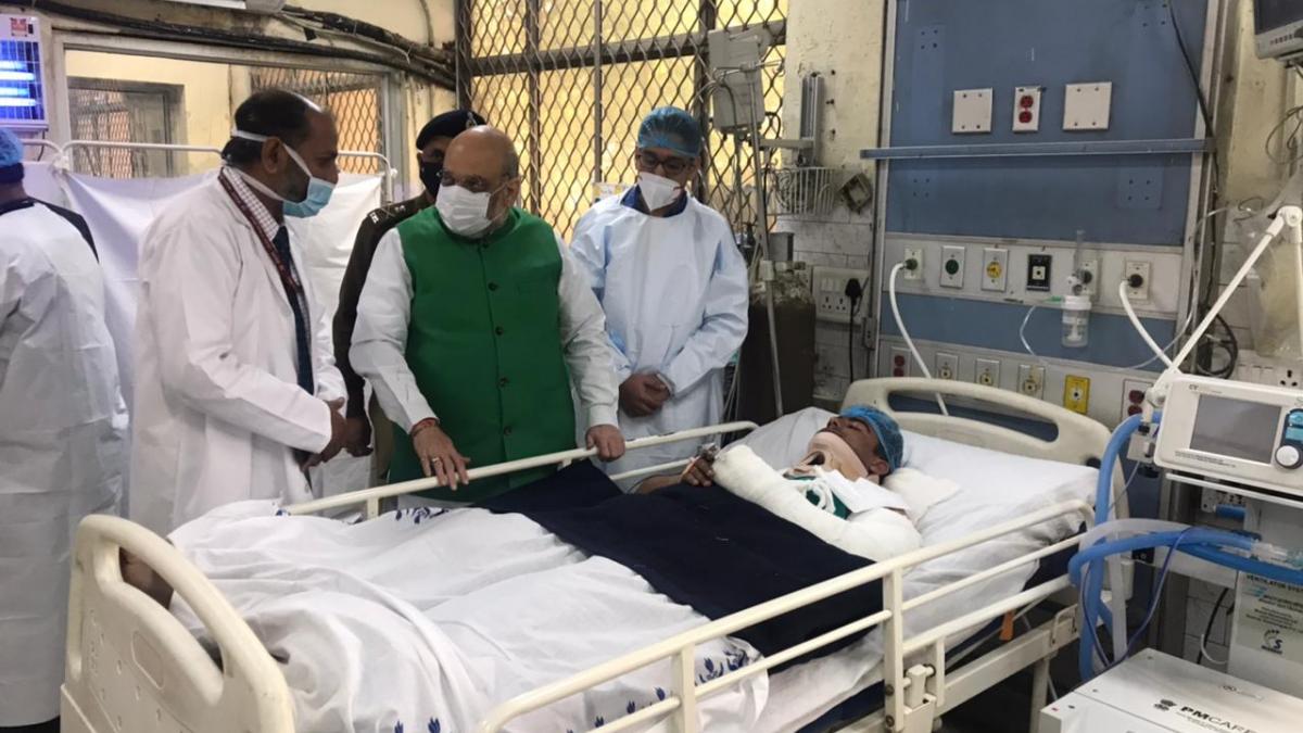 गृहमंत्री अमित शाह घायलों से मिलते हुए 