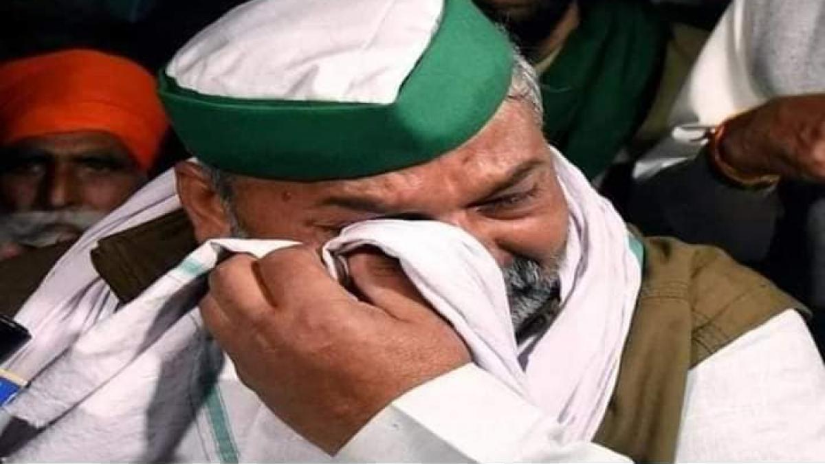 राकेश टिकैत‍ के आंसुओं ने बढ़ा दी किसान आंदोलन की तपिश - Rakesh Tikait's  tears increase the agitation of farmers movement - AajTak
