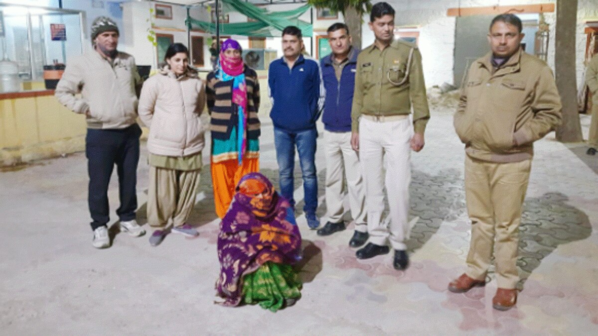 लाखों के गहने चुराने वाली महिला को पुलिस ने पकड़ा (फोटो आजतक)