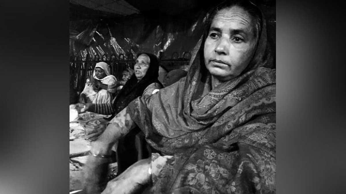 किसानों के साथ कंपकंपाती ठंड में महिलाएं भी दे रहीं पूरा साथ (फोटो- मौसमी सिंह)