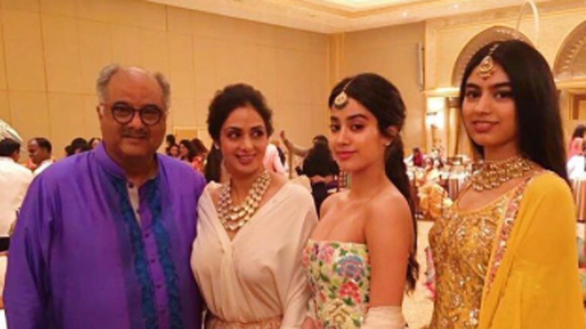 परिवार संग श्रीदेवी 