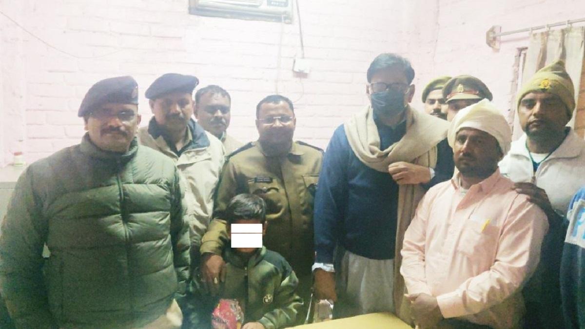 सकुशल बरामद किया गया अपहृत छात्र (फोटो- आजतक)