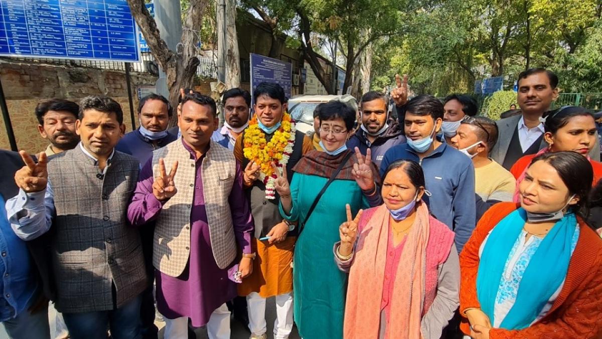 उम्मीदवार के नामांकन में पहुंचे विधायक