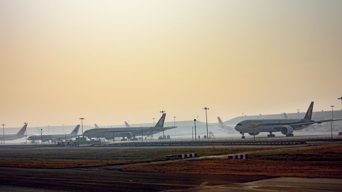 जमीन पर जहाज दिल्ली के इंदिरा गांधी अंतरराष्ट्रीय हवाई अड्डे पर दिसंबर 2020 में खड़े विमान