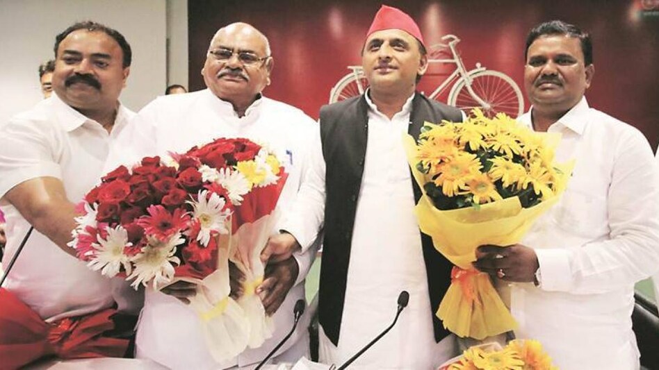 यूपी में BJP का है जमाना तो सपा क्यों बन रही दलबदलुओं का सियासी ठिकाना? - uttar pradesh bjp government bsp congress leaders join sp akhilesh yadav potical option cm yogi - AajTak