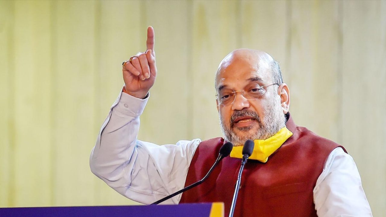 अमित शाह का शिवसेना पर हमला, बोले- फडणवीस न होते, तो आपकी पार्टी का अस्तित्व नहीं होता - Amit Shah attacks Shivsena and Uddhav in Maharashtra - AajTak
