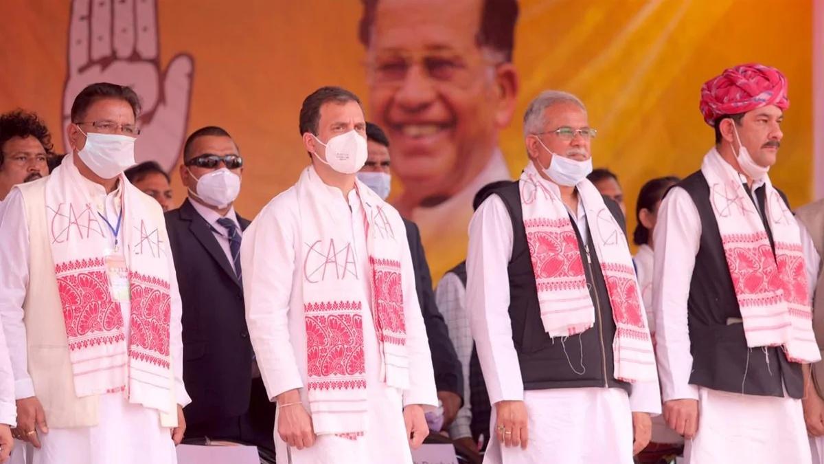 असम में चुनावी रैली के दौरान कांग्रेस नेता 