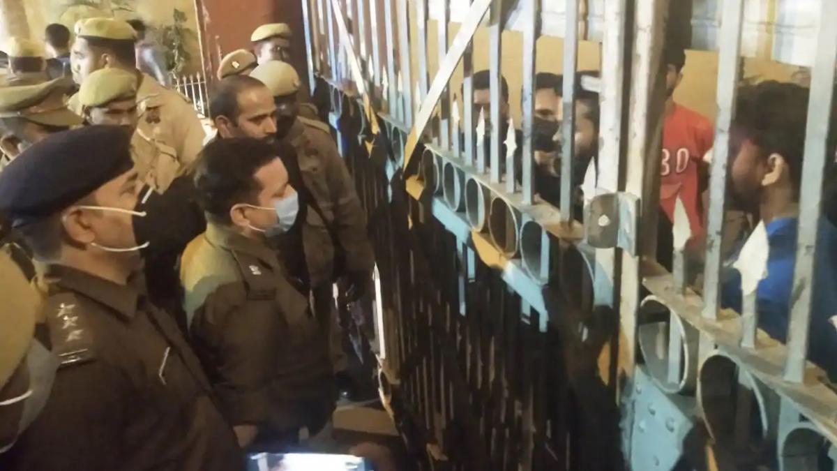 प्रदर्शन करते छात्रों से बात करती वाराणसी पुलिस