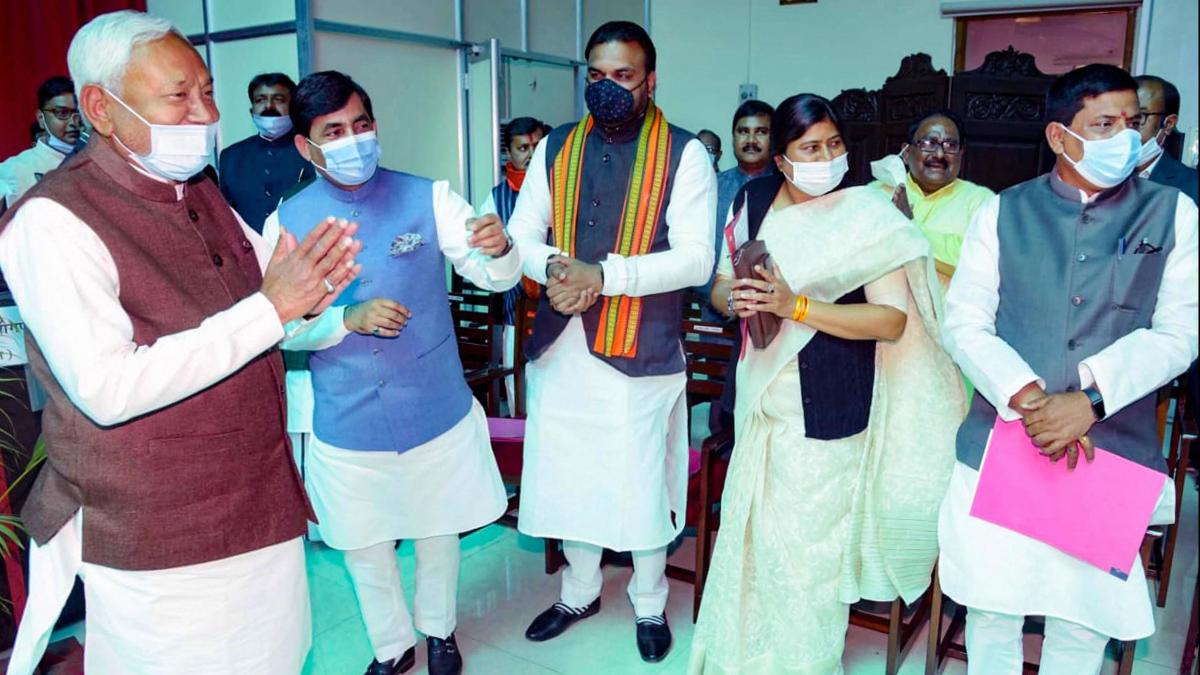 नीतीश कुमार के साथ बीजेपी मंत्री शाहनवाज हुसैन