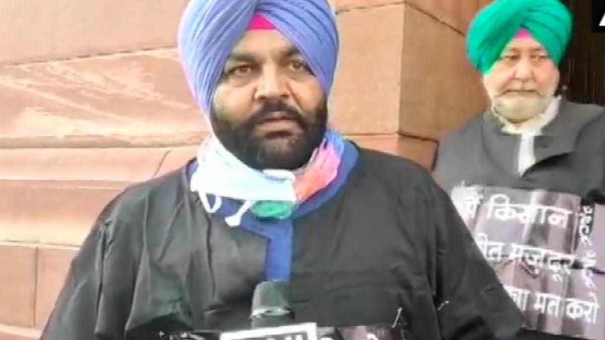 काले गाउन पहनकर संसद पहुंचे कांग्रेस सांसद (फोटो-एएनआई)