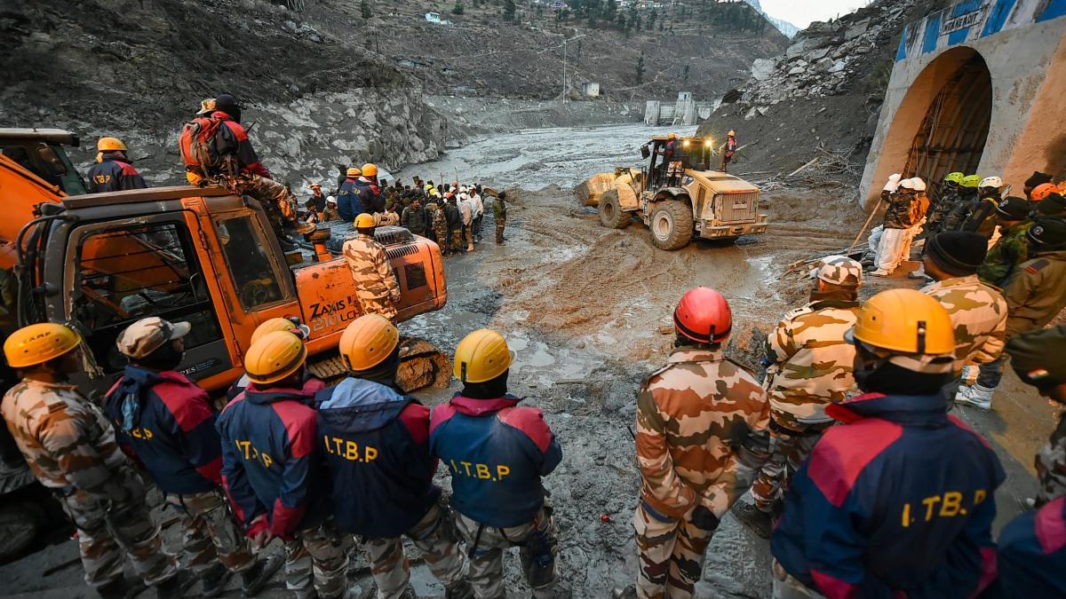 चमोली में चल रहा रेस्क्यू ऑपरेशन (फोटो-PTI)