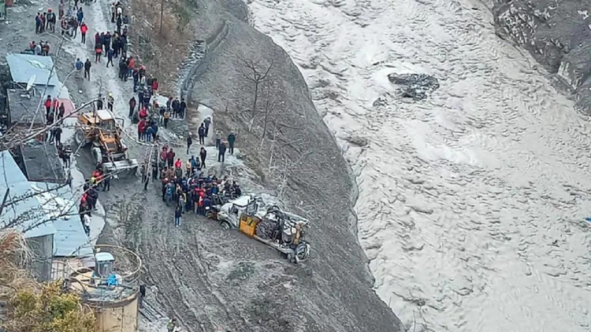 चमोली में ग्लेशियर टूटने के बाद बचाव कार्य जारी है. (फोटो-PTI)