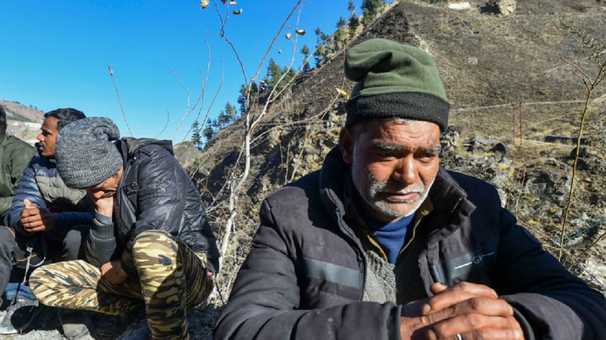 अपनों के लौटने के इंतजार में लोग