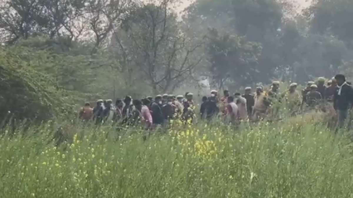 चित्रकूट में मिट्टी का टीला घंसने के बाद 4 लोगों को बचाया गया (फोटो-ट्विटर)