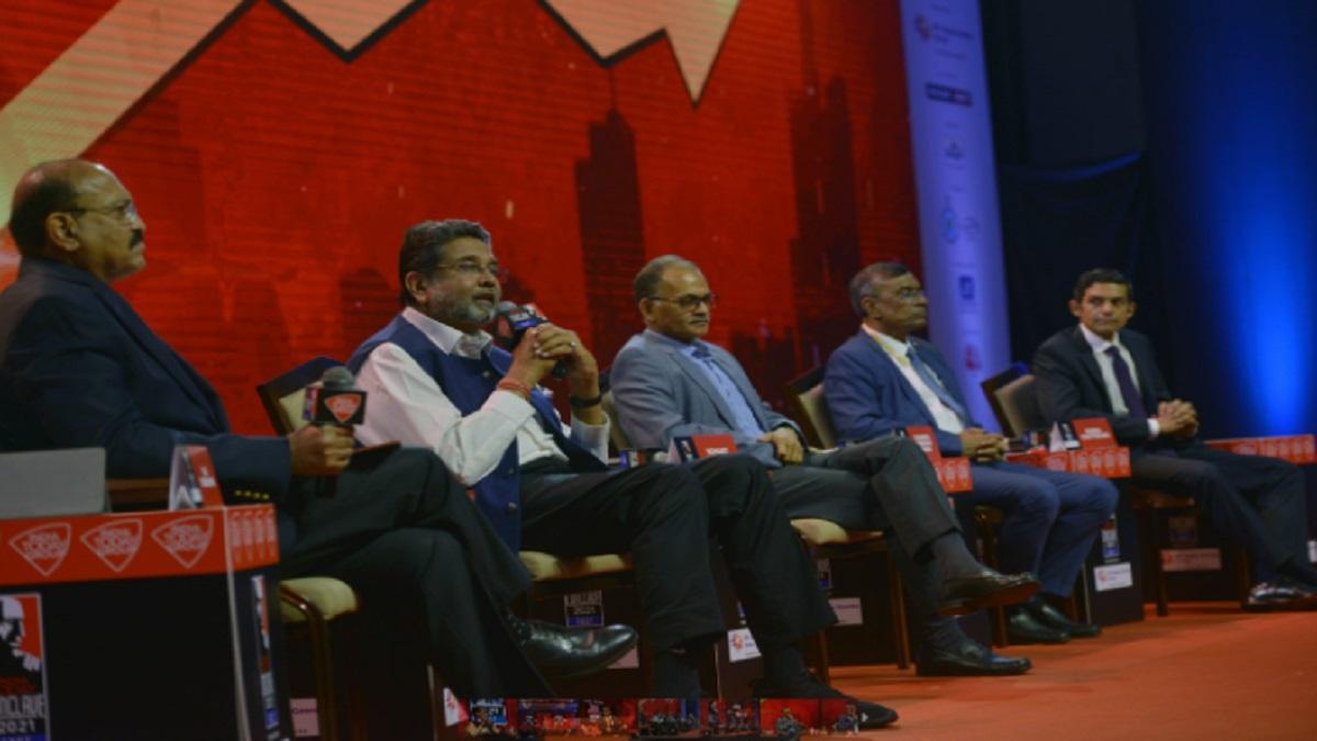 चर्चा में हिस्सा लेते उद्योगपति