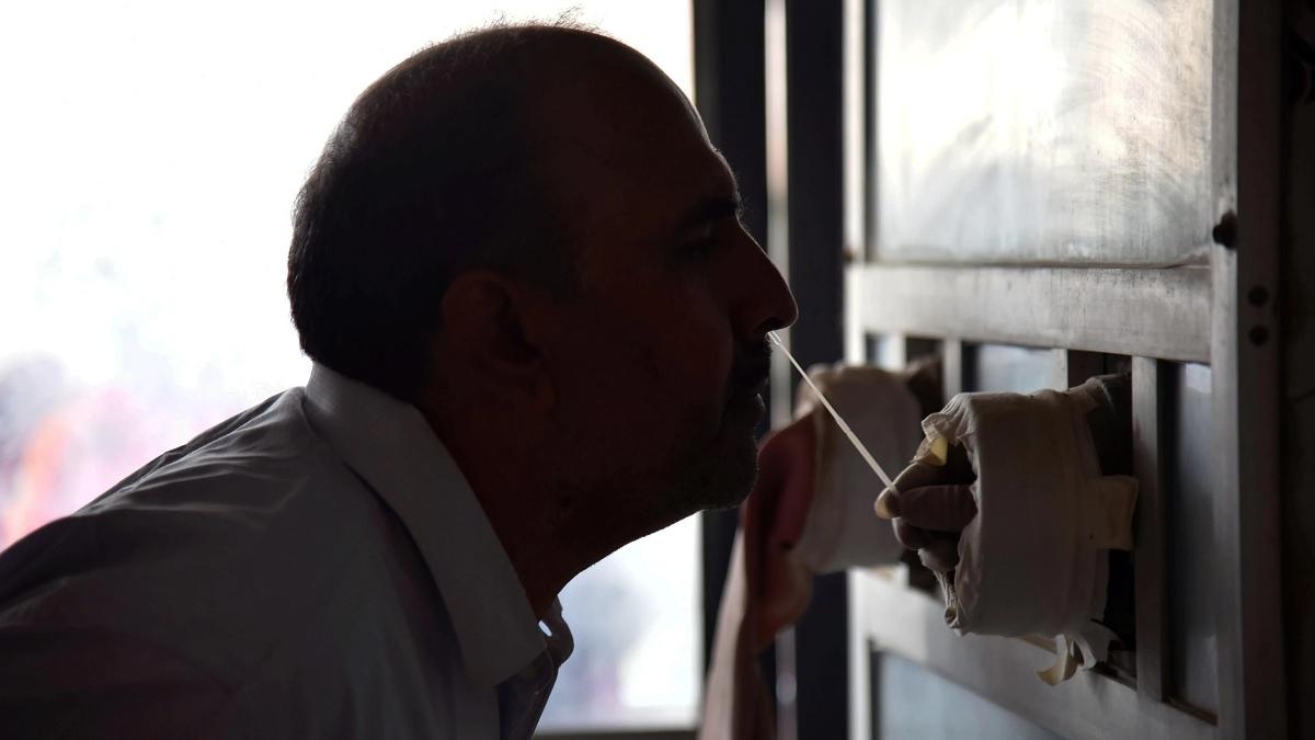 कोरोना वायरस के कारण पिछले 24 घंटे में 100 से अधिक मौतें