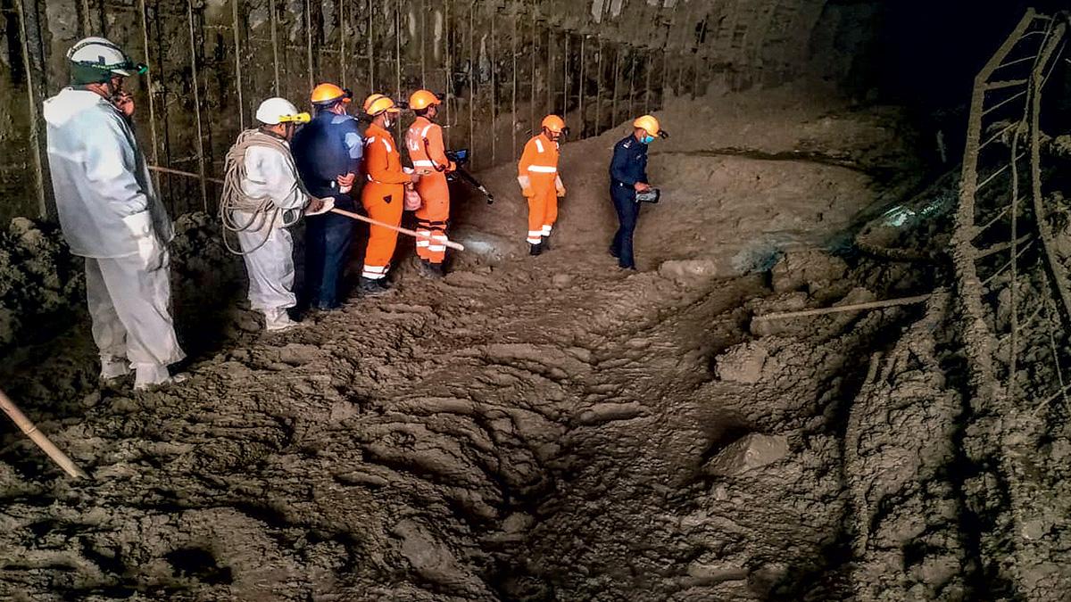 जान बचाने की जद्दोजहद एक पावर प्लांट की सुरंग में भारी मलबा आकर जम गया. वहां कार्यरत श्रमिकों की तलाश करते एनडीआरएफ के जवान