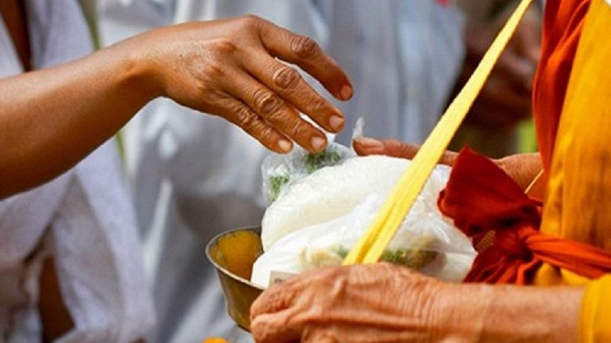 दान से न हो जाए नुकसान! कहीं आप तो नहीं करते ये गलतियां