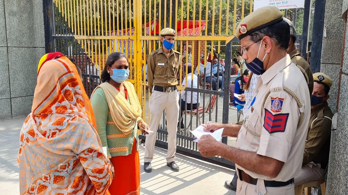क्या दिल्ली नगर निगम उपचुनाव में वोट डालने पहुंचे कोरोना मरीज़?