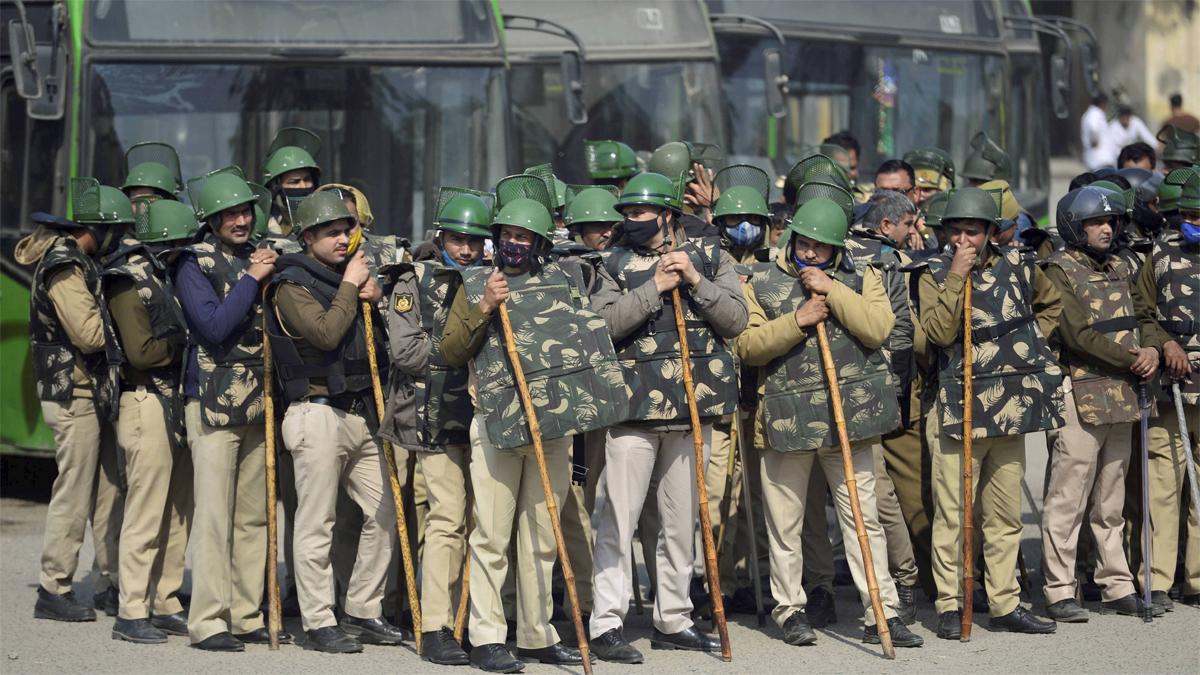 किसानों के धरना स्थल पर तैनात दिल्ली पुलिस के जवान (फोटो-PTI)