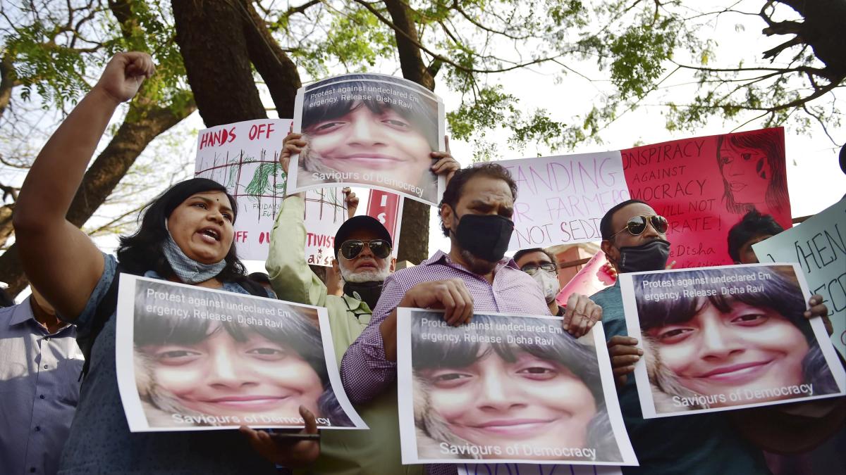 दिशा रवि की रिहाई की मांग को लेकर प्रोटेस्ट