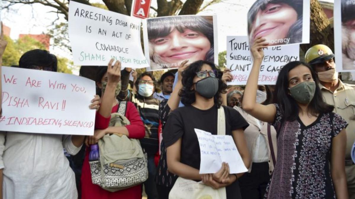 बेंगलुरु में दिशा की गिरफ्तारी का विरोध (फोटो-पीटीआई)