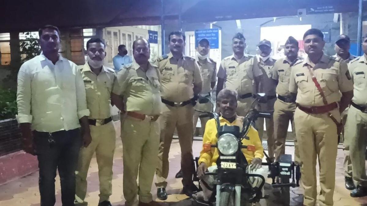 बारामती पुलिस ने की दिव्यांग की मदद 