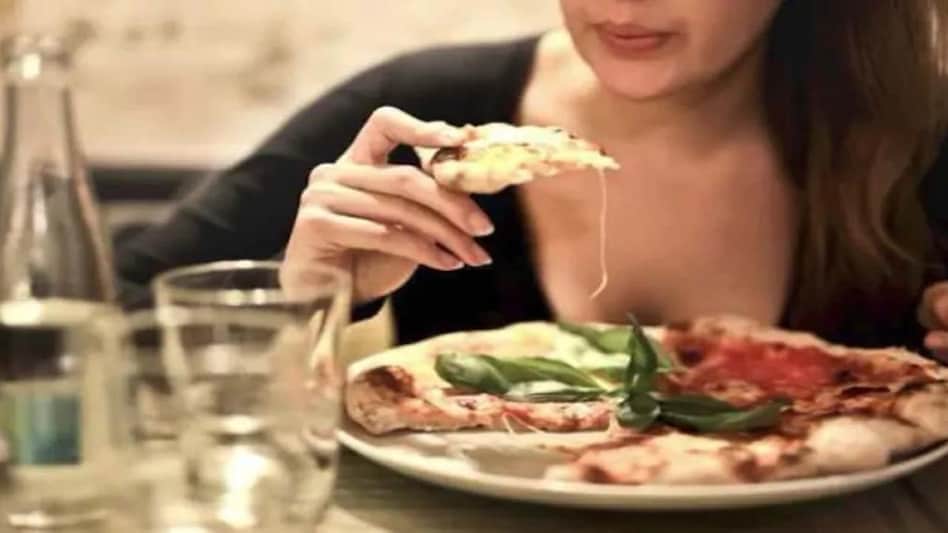 Vastu Tips: खाना खाते समय रखें दिशाओं का ध्यान, नहीं तो हो सकता है सेहत को नुकसान - vastu shastra related to eat food vastu tips for health right direction to eat