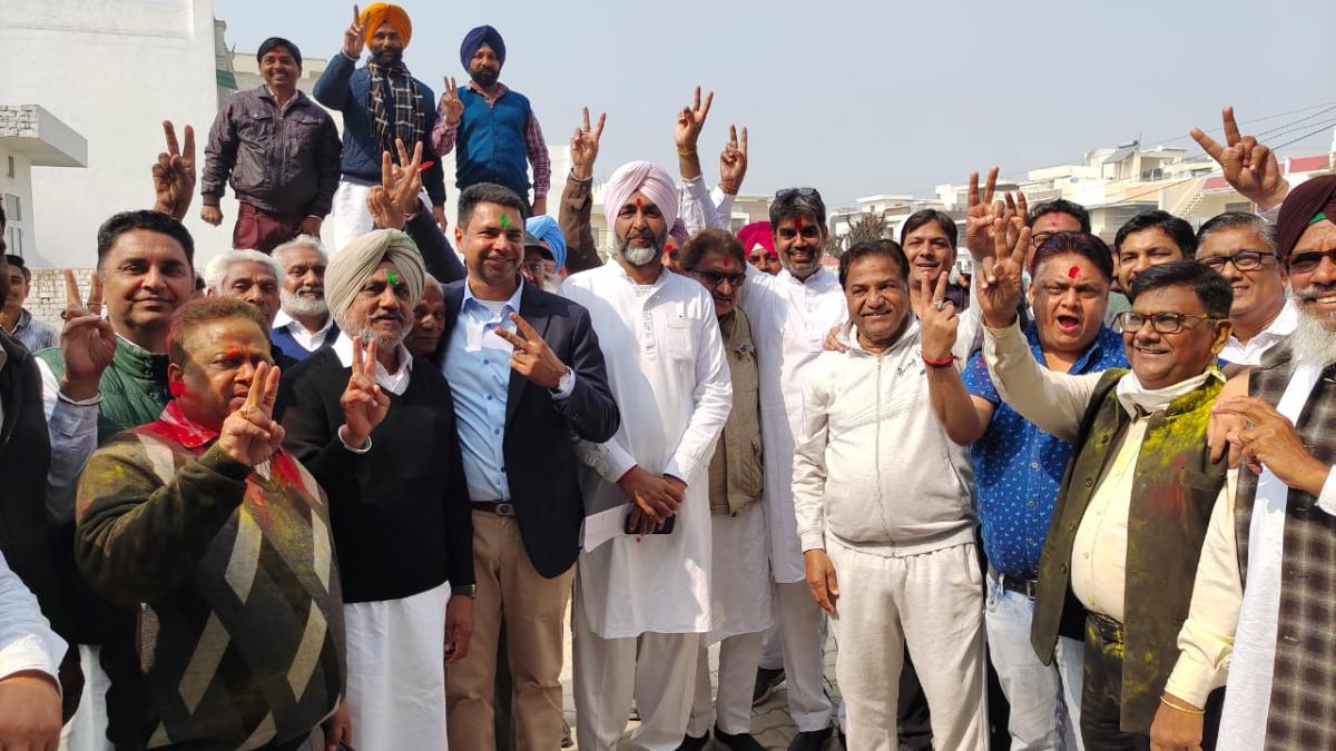 कांग्रेस के मंत्री ने ट्वीट की जश्न की तस्वीरें