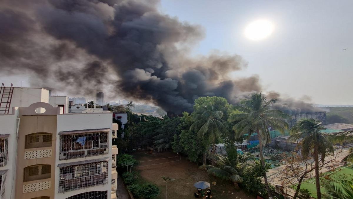 मुंबई के एक स्टूडियों में लगी आग. (फोटो-आजतक)