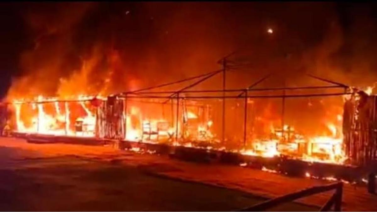 अस्थायी कैनवास   कॉटेज जलकर राख (फोटो- आजतक)