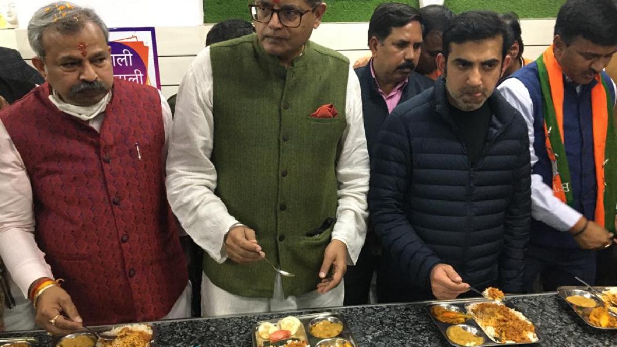 जन रसोई का उद्घाटन करते बीजेपी सांसद गौतम गंभीर