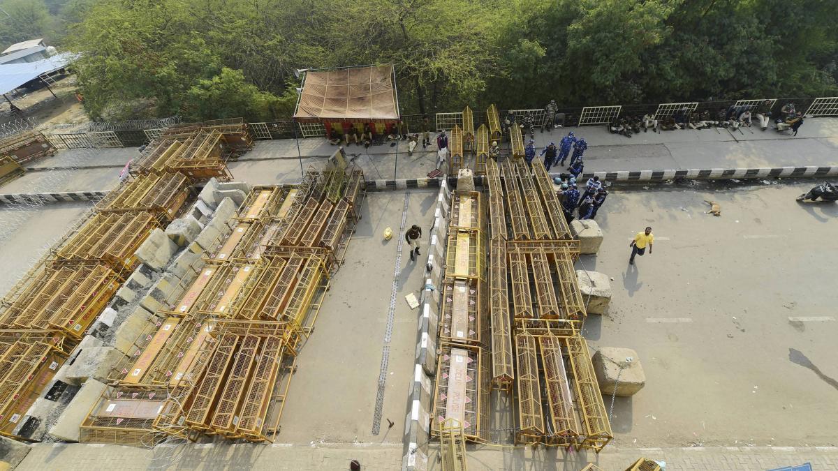 गाजीपुर बॉर्डर पर पुलिस ने मल्टीलेयर बैरिकेडिंग की है (फोटो-PTI)