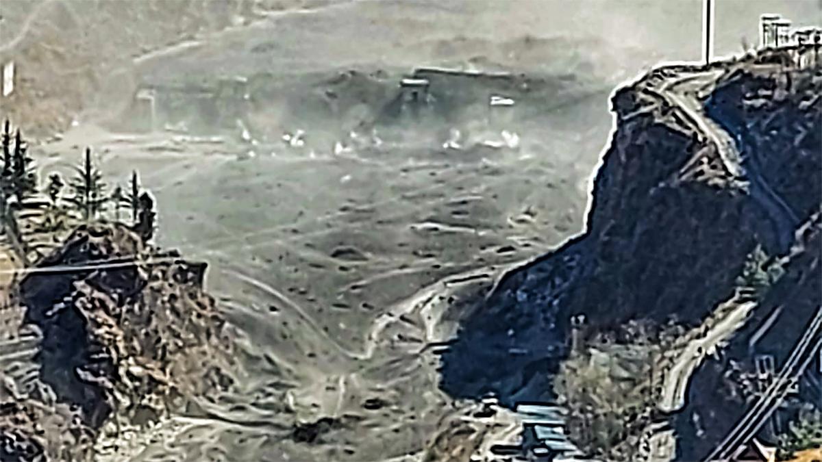 रैणी गांव में कम से कम तीन पुल बहे (फोटो-PTI)