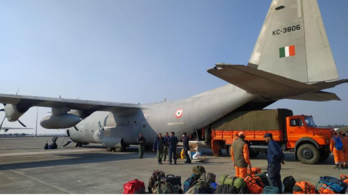 हिंडन एयरबेस से NDRF की टीम तपोवन रवाना (फोटो-आजतक)