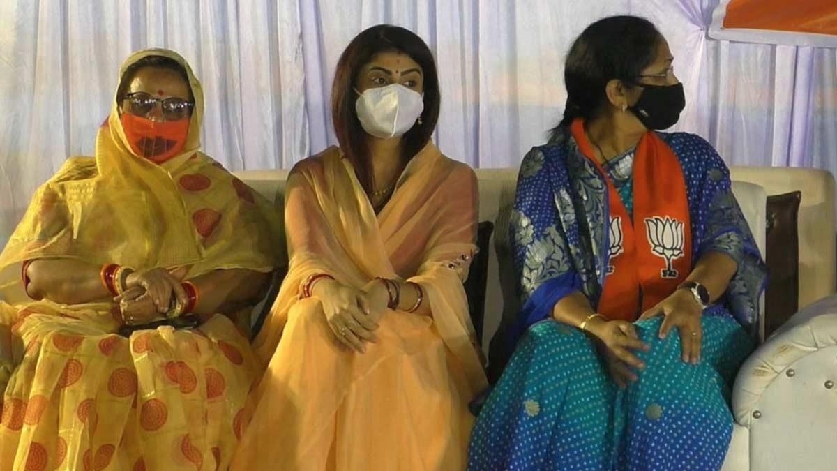 चुनाव प्रचार में व्यस्त क्रिकेटर रविंद्र जडेजा की पत्नी रिवाबा (फोटो-गोपी घांघर)