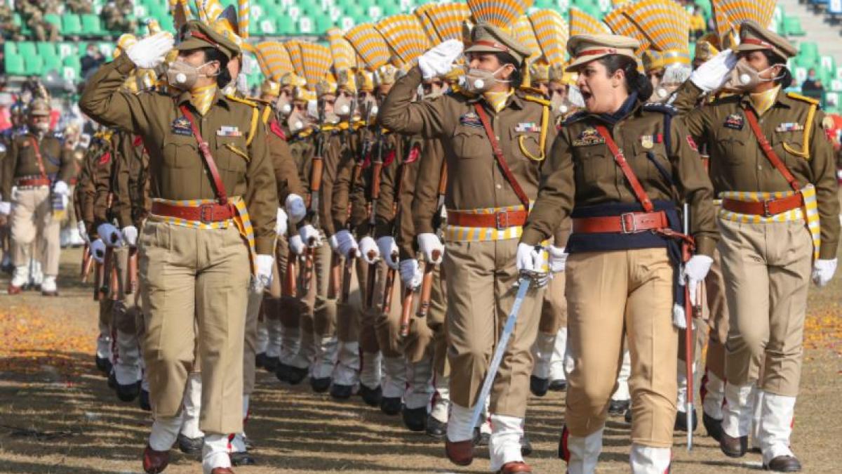 पुलिस में महिलाओं की भागीदारी में बिहार टॉप पर, देश में हर 10 पुलिसकर्मी  में मात्र 1 महिला - India justice report 2020 women police constable women  police officers india - AajTak
